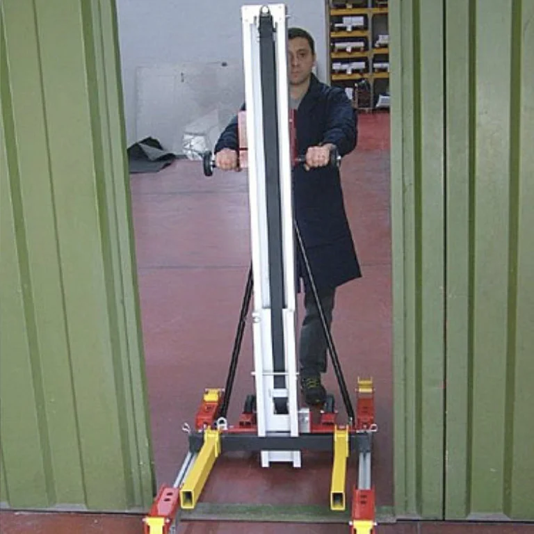 телескопические-грузовые-подъемники golia slim-3000ts фотографии