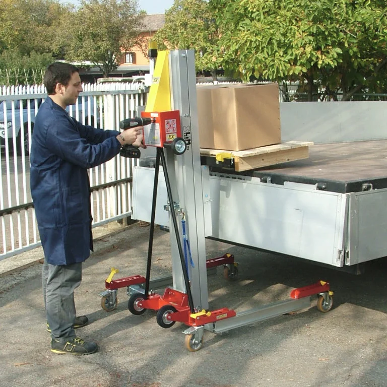 телескопические-грузовые-подъемники golia slim-3000ts фотографии