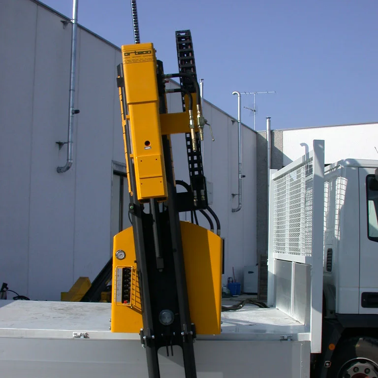 hincaposte-montada-en-camión orteco basic-750j fotos