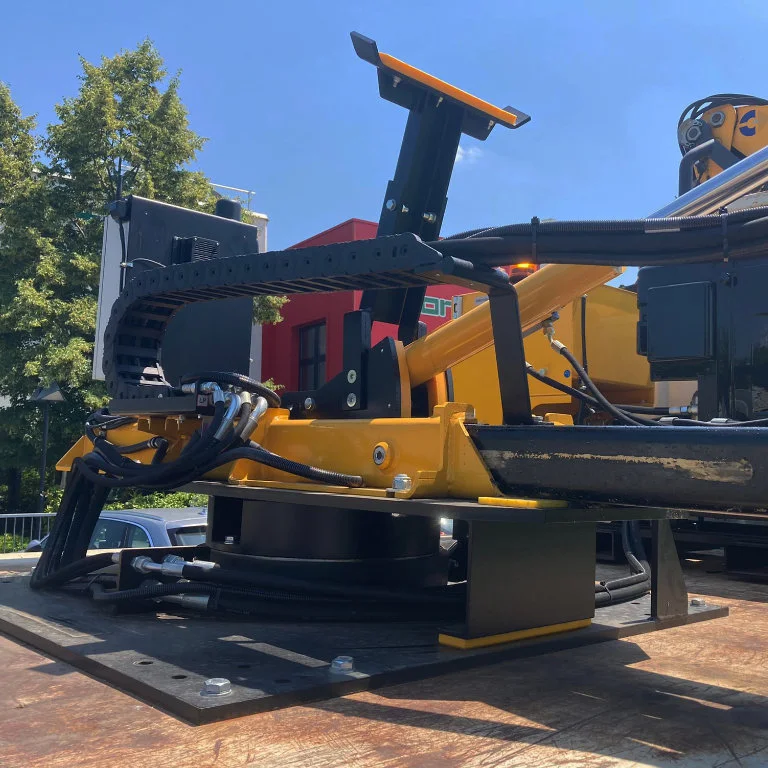 hincaposte-montada-en-camión orteco basic-750j fotos