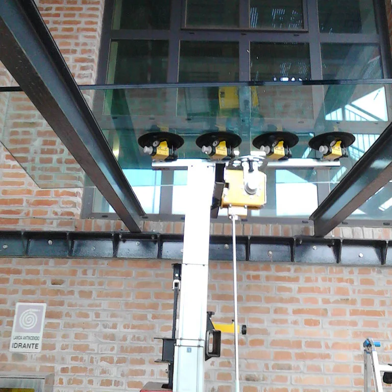 телескопические-грузовые-подъемники golia ceiling-suction-cups photo